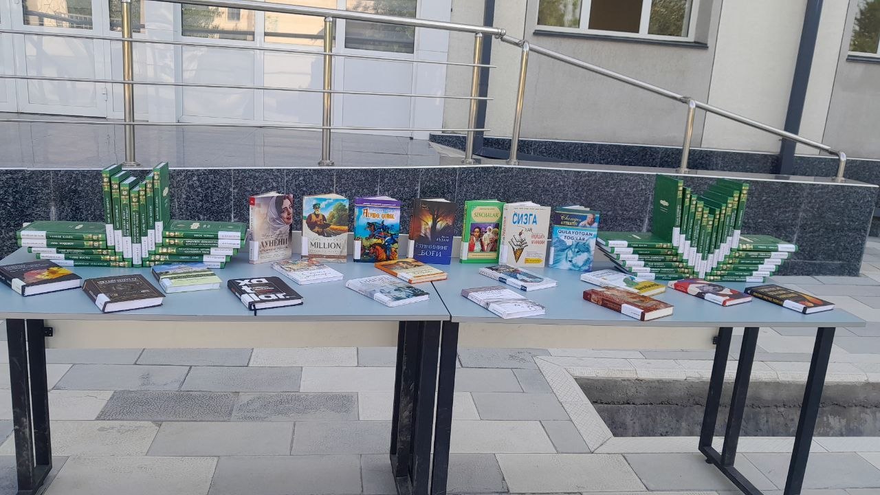 "Rahbar va yoshlar uchrashuvi" da kitoblar ko'rgazmasi