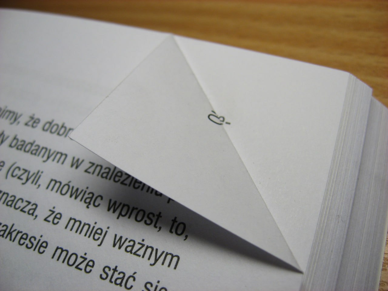 “Vaaaaa… Sahifalarning chetini buklaydigan kitobxonlardan kitoblarni himoya qilaman.”