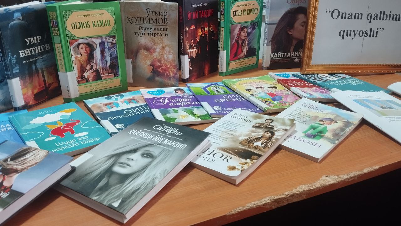 "Onam qalbim quyoshi" nomli kitob ko'rgazmasi